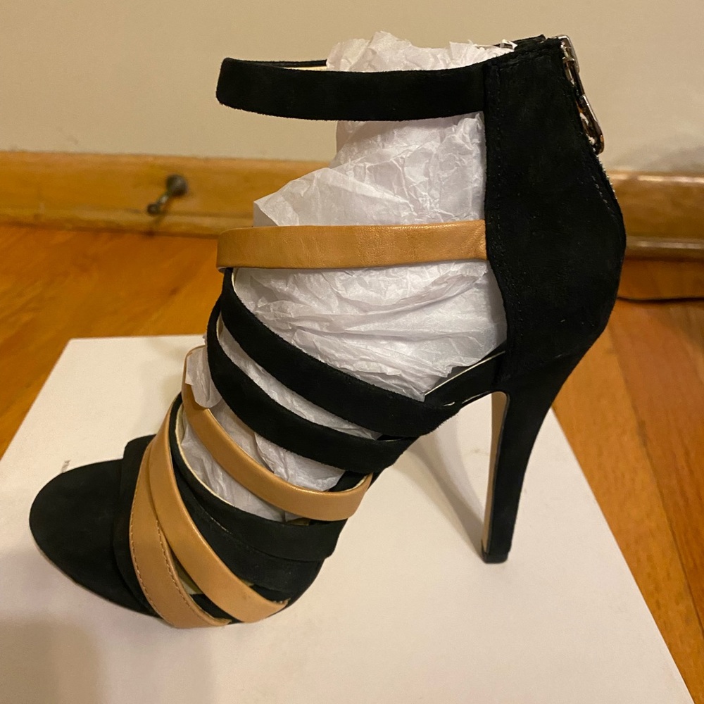 Michael Kors Black and Tan Strappy Sandals size 8 - Picture 4 of 11